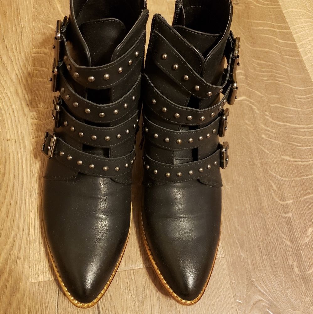 Beast boots, 8